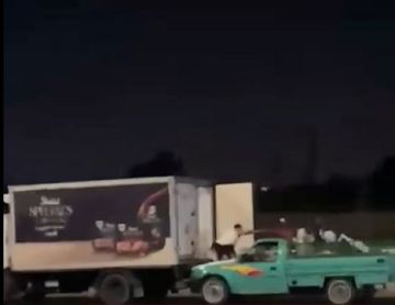 مصر.. فيديو لعملية سرقة مثيرة على الطريق السريع مصر.. فيديو لعملية سرقة مثيرة على الطريق السريع