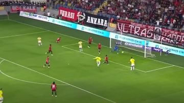 التعادل الإيجابي يحسم الشوط الأول من مواجهة جينسليربيرليجي وفناربخشة بالدوري التركي