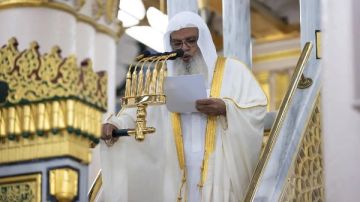 خطيب المسجد النبوي: كل إنسان ينشأ جاهلا حتى يعلمه الله خطيب المسجد النبوي: كل إنسان ينشأ جاهلا حتى يعلمه الله