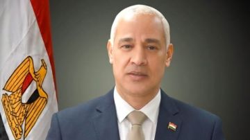 صرف مكافأة شهر للعاملين بجامعة أسيوط صرف مكافأة شهر للعاملين بجامعة أسيوط