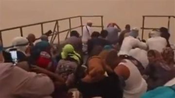 عاصفة رملية تضرب جبل النور بمكة.. ماذا حدث لزوار غار حراء؟ عاصفة رملية تضرب جبل النور بمكة.. ماذا حدث لزوار غار حراء؟