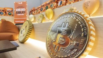 بيتكوين يسجل ارتفاعا طفيفا ويقترب من 65 ألف دولار بيتكوين يسجل ارتفاعا طفيفا ويقترب من 65 ألف دولار