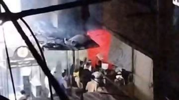 رجال الإطفاء والأهالي يتكاتفون.. حريق ضخم يلتهم محلا بعزبة النخل رجال الإطفاء والأهالي يتكاتفون.. حريق ضخم يلتهم محلا بعزبة النخل