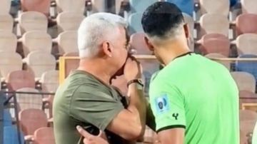 فيفا يبرئ معروف.. القصة الكاملة لـ 12 دقيقة أثارت أزمة بين الحكام وابن المعلم فيفا يبرئ معروف.. القصة الكاملة لـ 12 دقيقة أثارت أزمة بين الحكام وابن المعلم