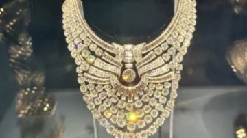 مرصع بـ673 ماسة.. النمسا تضيف عقد الملكة نازلي لبيانات الإنتربول المسروقة مرصع بـ673 ماسة.. النمسا تضيف عقد الملكة نازلي لبيانات الإنتربول المسروقة