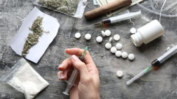 جريمة أسرية مروعة بالإسكندرية.. شاب يطعن والده حتى الموت ويصيب والدته وشقيقه جريمة أسرية مروعة بالإسكندرية.. شاب يطعن والده حتى الموت ويصيب والدته وشقيقه