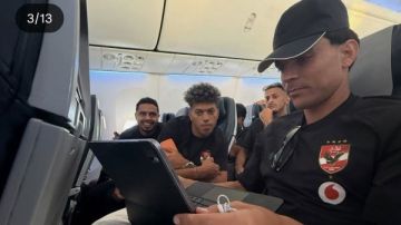 ياسين مرعي يفاجئ جماهير الأهلي بصورة جديدة من داخل الطائرة ياسين مرعي يفاجئ جماهير الأهلي بصورة جديدة من داخل الطائرة