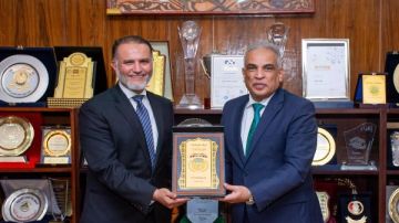 رئيس جامعة طنطا يكرم 3 خبراء من جامعات شاركوا بمؤتمر المخ والأعصاب رئيس جامعة طنطا يكرم 3 خبراء من جامعات شاركوا بمؤتمر المخ والأعصاب
