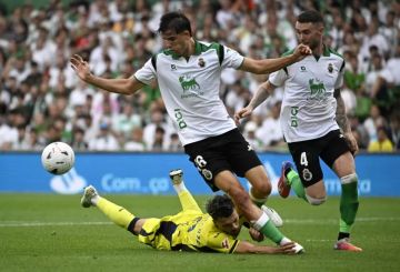 فياريال يقتنص تعادلا مثيرا من سانتاندير في الدوري الإسباني