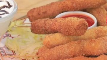 طريقة عمل كورن دوج مقرمش أحلى من المطاعم طريقة عمل كورن دوج مقرمش أحلى من المطاعم