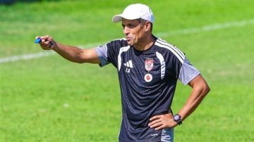عموتة يعلن تشكيل الأهلي لمباراة يوروبا الودية عموتة يعلن تشكيل الأهلي لمباراة يوروبا الودية