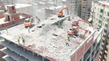 محافظ القاهرة: إزالة عقار مخالف بحى المرج بعد بنائه 13 دورا بدلا من 5 محافظ القاهرة: إزالة عقار مخالف بحى المرج بعد بنائه 13 دورا بدلا من 5
