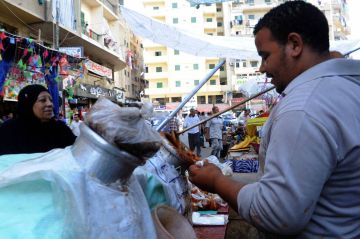 ساندويتش الفول... حكاية قرن من التحولات في مصر ساندويتش الفول... حكاية قرن من التحولات في مصر