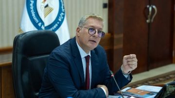 انطلاق اجتماع وزير البترول ورؤساء الشركات مع رؤساء التحرير والإعلاميين انطلاق اجتماع وزير البترول ورؤساء الشركات مع رؤساء التحرير والإعلاميين