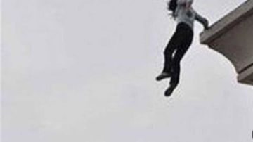 فتاة تنهي حياتها قفزا من الطابق الثالث بسوهاج فتاة تنهي حياتها قفزا من الطابق الثالث بسوهاج