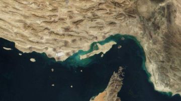 انفجاران قرب ناقلة في مضيق هرمز يثيران المخاوف.. والسلطات البحرية تتابع الموقف انفجاران قرب ناقلة في مضيق هرمز يثيران المخاوف.. والسلطات البحرية تتابع الموقف