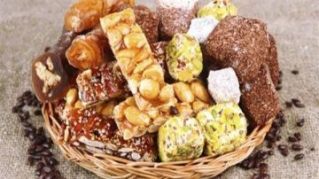 خبير تغذية يحذر من حلوى المولد: البودرة السوداء علامة خطر خبير تغذية يحذر من حلوى المولد: البودرة السوداء علامة خطر