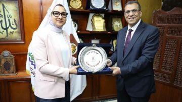 محافظ الوادي الجديد تكرم مدير التربية والتعليم السابق محافظ الوادي الجديد تكرم مدير التربية والتعليم السابق