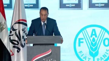 رحلات عمرة.. مدبولي يسلم عددا من المواطنين هدية صندوق تحيا مصر رحلات عمرة.. مدبولي يسلم عددا من المواطنين هدية صندوق تحيا مصر
