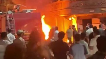 ماس كهربائي يشعل النيران داخل محل شهير للحلويات في سوهاج صور ماس كهربائي يشعل النيران داخل محل شهير للحلويات في سوهاج صور