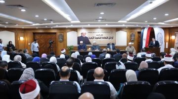 أيمن عبدالغني لأوائل الثانوية الأزهرية: اجعلوا تفوقكم بداية لمسيرة من العطاء وخدمة الوطن أيمن عبدالغني لأوائل الثانوية الأزهرية: اجعلوا تفوقكم بداية لمسيرة من العطاء وخدمة الوطن