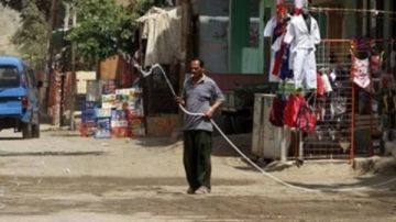ما حكم رش المياه أمام المنازل؟ أمين الفتوى يجيب ما حكم رش المياه أمام المنازل؟ أمين الفتوى يجيب