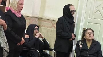 انهيار نجلاء فتحي من البكاء فى جنازة ابنتها ياسمين أبو النجا صور