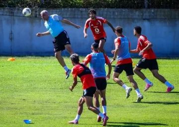 الأهلي يوقف مفاوضات تجديد عقود لاعبيه الأهلي يوقف مفاوضات تجديد عقود لاعبيه