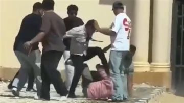 علقة موت.. الاعتداء على طالب أمام جامعة بورسعيد الأهلية( فيديو) علقة موت.. الاعتداء على طالب أمام جامعة بورسعيد الأهلية( فيديو)