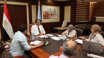 محافظ البحر الأحمر يناقش ضوابط تنظيم عربات الطعام لدعم الشباب وضبط القطاع