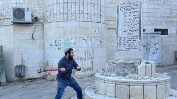 عضو بالكنيست الإسرائيلي يحطم نصبا تذكاريا لشهداء فلسطينيين في الضفة عضو بالكنيست الإسرائيلي يحطم نصبا تذكاريا لشهداء فلسطينيين في الضفة