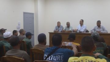 رئيس نظافة الجيزة يبحث مطالب عمال الهيئة ويستمع لمشاكلهم رئيس نظافة الجيزة يبحث مطالب عمال الهيئة ويستمع لمشاكلهم
