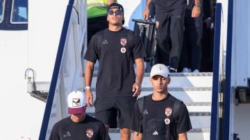لقطات من وصول بعثة الأهلي لمطار القاهرة بعد نهاية معسكر إسبانيا لقطات من وصول بعثة الأهلي لمطار القاهرة بعد نهاية معسكر إسبانيا