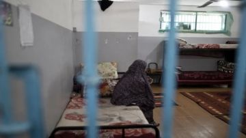 إسرائيل تتفاخر بتجويع الأسرى.. اقتحام أقسام الأسيرات الفلسطينيات وتشديد ظروف اعتقالهن