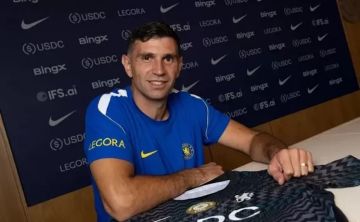 تشيلسي يعلن التعاقد مع إيمليانو مارتينيز حتى 2029 تشيلسي يعلن التعاقد مع إيمليانو مارتينيز حتى 2029