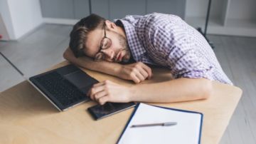 لماذا تشعر بالإرهاق رغم النوم 8 ساعات؟.. السبب الحقيقي لمن تجاوزوا سن الخمسين
