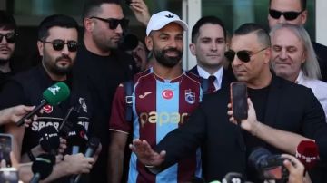 رئيس طرابزون: صلاح نجم عالمي.. وهذا اللاعب أهداه قميصه رئيس طرابزون: صلاح نجم عالمي.. وهذا اللاعب أهداه قميصه