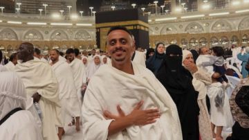 صورة أمام الكعبة..كزبرة يؤدي مناسب العمرة صورة أمام الكعبة..كزبرة يؤدي مناسب العمرة