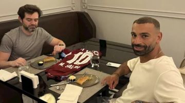 35 من نصيبك .. وصلة مزاح بين محمد صلاح ووكيله رامي عباس 35 من نصيبك .. وصلة مزاح بين محمد صلاح ووكيله رامي عباس
