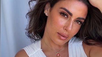 ميرنا نور الدين تتألق في أحدث ظهور بفستان أبيض أنيق