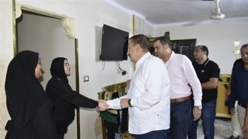 في لفتة إنسانية.. اللواء إبراهيم أبو ليمون يزور أسرة الراحل ويستمع إلى مطالبها ويوجه بمساعدة مالية وفرصة عمل لأحد أبنائه في لفتة إنسانية.. اللواء إبراهيم أبو ليمون يزور أسرة الراحل ويستمع إلى مطالبها ويوجه بمساعدة مالية وفرصة عمل لأحد أبنائه