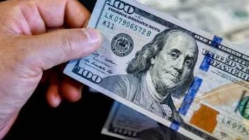 سعر الدولار تحت 50 جنيه.. الأخضر في تراجع مستمر منذ الاسبوع الماضي سعر الدولار تحت 50 جنيه.. الأخضر في تراجع مستمر منذ الاسبوع الماضي