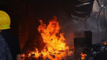 إصابة ٥ أشخاص باختناق في حريق بمصنع مشبك بكفر البطيخ بدمياط.. صور إصابة ٥ أشخاص باختناق في حريق بمصنع مشبك بكفر البطيخ بدمياط.. صور