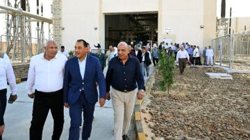 رئيس الوزراء يتفقد محطة محولات كهرباء شرق مطروح رئيس الوزراء يتفقد محطة محولات كهرباء شرق مطروح