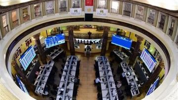 جلسة حمراء في البورصة المصرية.. ماذا حدث للمؤشرات والأسهم القيادية؟ جلسة حمراء في البورصة المصرية.. ماذا حدث للمؤشرات والأسهم القيادية؟