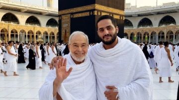 من أمام الكعبة.. شمس البارودي تستعيد ذكرياتها مع زوجها ونجلها الراحلين من أمام الكعبة.. شمس البارودي تستعيد ذكرياتها مع زوجها ونجلها الراحلين