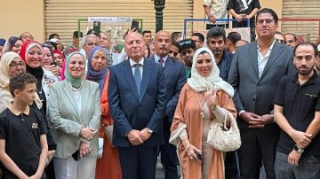 محافظ القاهرة يلتقط صورا تذكارية مع المواطنين في شارع الفن محافظ القاهرة يلتقط صورا تذكارية مع المواطنين في شارع الفن