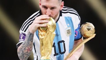 ميسي يعلن اعتزاله اللعب الدولي مع منتخب الأرجنتين ميسي يعلن اعتزاله اللعب الدولي مع منتخب الأرجنتين