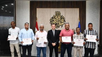 أخبار أسوان : المحافظ يشدد على إنهاء ملف تقنين أراضي الدولة بنسبة 100 بنهاية الشهر الحالى .. وإنهاء ملف التصالح.. ويكرم مفتشى مياه الشرب