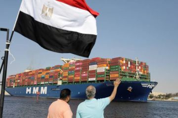 مقايضة قناة السويس بالديون تشعل الجدل في مصر.. وتعليق لافت من علاء مبارك مقايضة قناة السويس بالديون تشعل الجدل في مصر.. وتعليق لافت من علاء مبارك